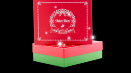 Powiedz stop nietrafionym prezentom LIFESTYLE, Uroda - Boże Narodzenie to wyjątkowy czas spędzany w gronie najbliższych, który tradycyjnie umilają nam prezenty. Aby nie ujrzeć cienia zawodu na twarzach najbliższych, podarujmy im świąteczne pudełko ShinyBox, w którym znajdziemy wybór najlepszych kosmetyków.