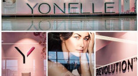 Advertis dla marki Yonelle LIFESTYLE, Uroda - Yonelle, polska marka kosmetyczna dedykowana kobietom dojrzałym, tworząca luksusowe, nowatorskie kosmetyki, urzeka podróżnych stylową witryną na lotnisku Chopina w Warszawie. Dekoracyjną ekspozycję wykonała firma Advertis.
