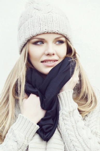 Włosy pod czapką – jak o nie dbać zimą?