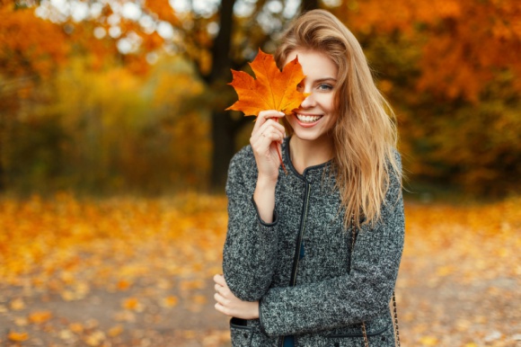 Jak zatrzymać wypadanie włosów jesienią?