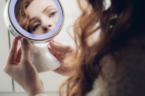 Idealny makijaż w 5-krotnym powiększeniu LIFESTYLE, Uroda - Marka Beautifly, lider wśród produktów kosmetologii mobilnej do profesjonalnej pielęgnacji twarzy i ciała w zaciszu domowym, wprowadza na rynek dwustronne lusterko LED z 5-krotnym powiększeniem i 360-stopniowym kątem obrotu.