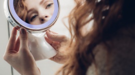 Idealny makijaż w 5-krotnym powiększeniu LIFESTYLE, Uroda - Marka Beautifly, lider wśród produktów kosmetologii mobilnej do profesjonalnej pielęgnacji twarzy i ciała w zaciszu domowym, wprowadza na rynek dwustronne lusterko LED z 5-krotnym powiększeniem i 360-stopniowym kątem obrotu.