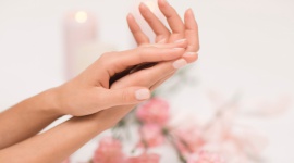 Jak pielęgnować dłonie w czasie kwarantanny LIFESTYLE, Uroda - Podczas pandemii, w czasach częstego mycia i odkażania dłoni Twoje dłonie mogą stać się bardziej wysuszone i wrażliwe. Ważna zatem będzie ich dokładniejsza pielęgnacja. Na co zwrócić uwagę?