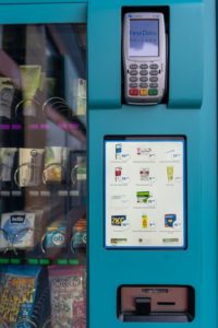 Całodobowy automat oferujący produkty pierwszej potrzeby 2 Całodobowy automat oferujący produkty pierwszej potrzeby
